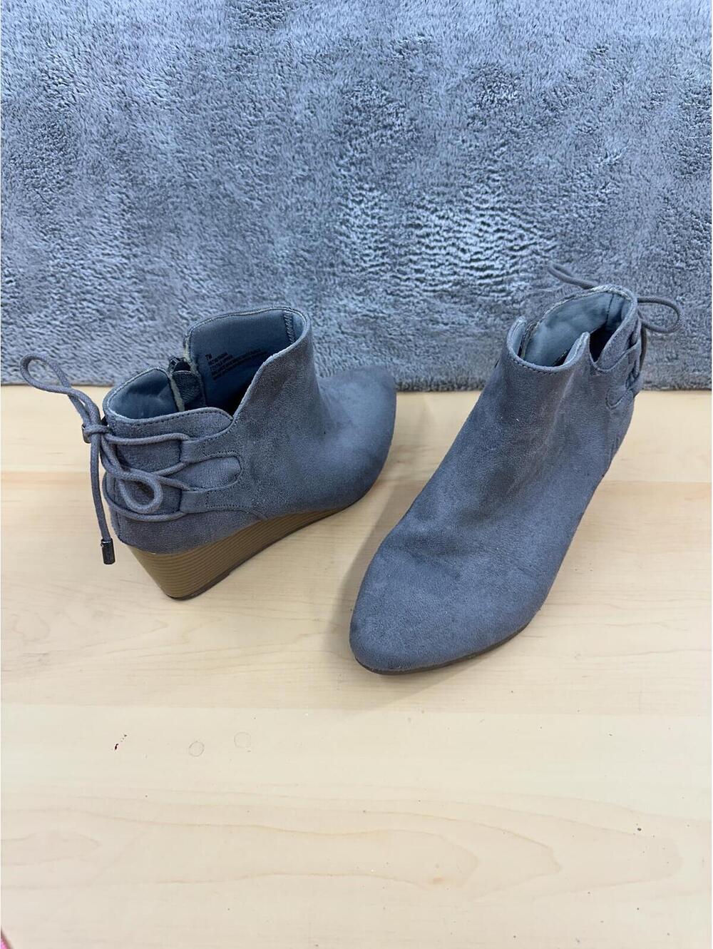 Maurice's Blue Gray Suede Wedge Ankle‎ Boots